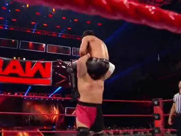 Frame 69.883036 de: Samoa Joe se impone a Rollins por una distracción de Wyatt Frame 69.883036 de: Samoa Joe se impone a Rollins por una distracción de Wyatt