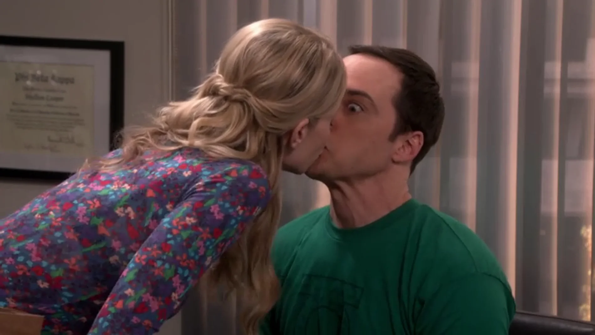 La presencia de Ramona hace que Sheldon tome una inesperada decisión
