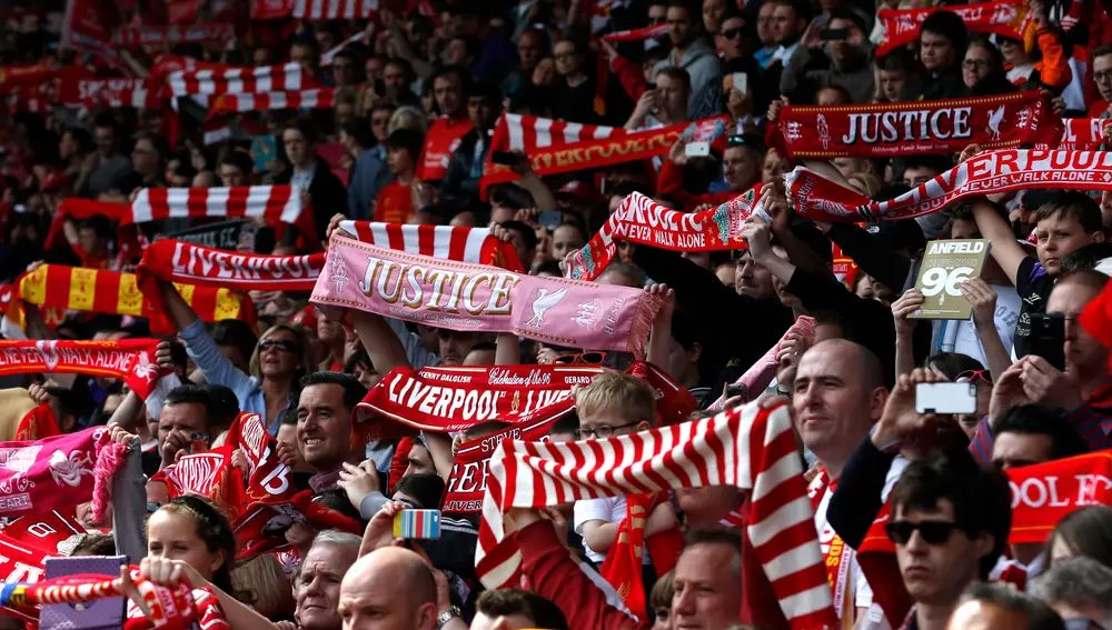 Los aficionados del Liverpool, cantando el 'You'll never walk alone' en Anfield