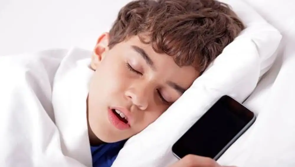 No duermas con el móvil bajo la almohada