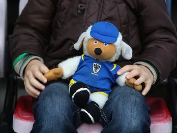 Una niña con peluche Una niña con peluche