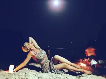 Katy Perry se relaja en la playa por la noche Katy Perry se relaja en la playa por la noche