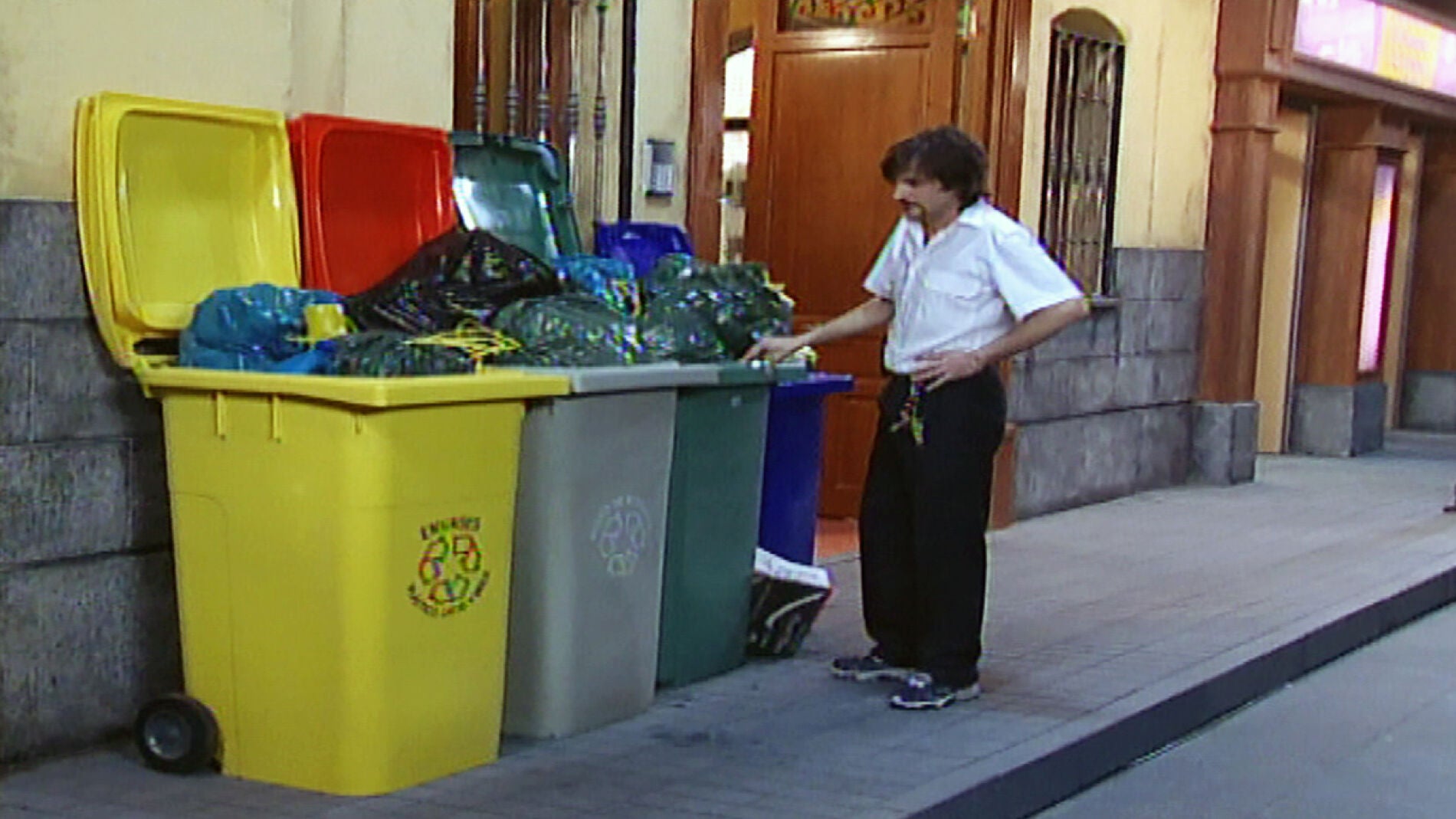 Aquí no hay quien viva - Temporada 1 - Capítulo 3: Érase el reciclaje