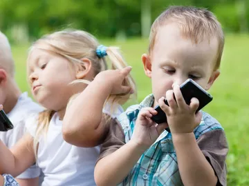 Niños con móviles Niños con móviles