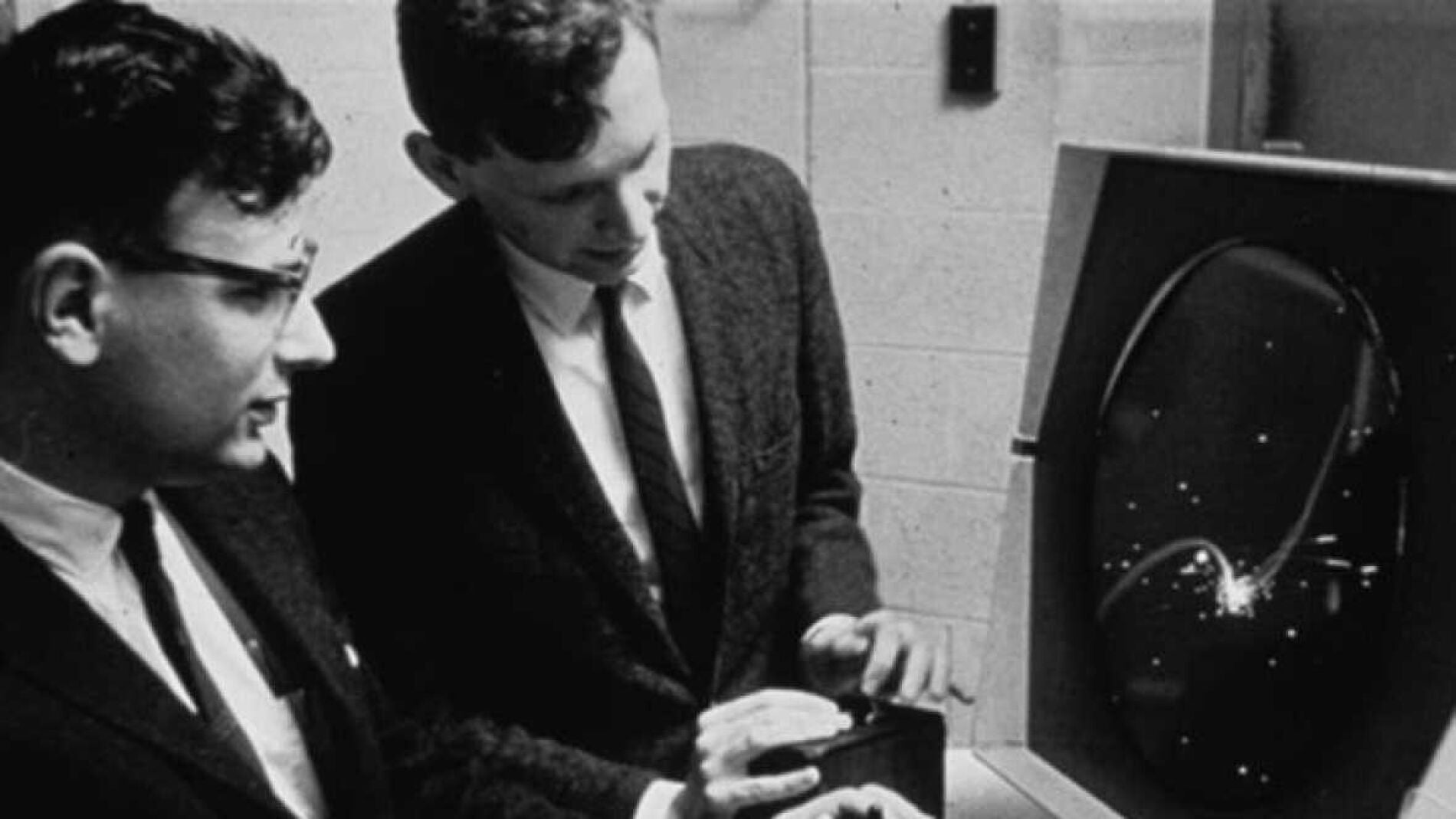 Dan Edwards y Peter Samson jugando a Spacewar!