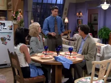 La pesadilla de Mónica al cenar con sus padres La pesadilla de Mónica al cenar con sus padres