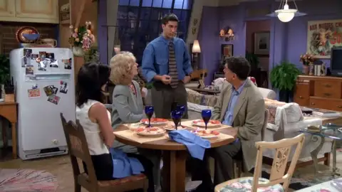 La pesadilla de Mónica al cenar con sus padres La pesadilla de Mónica al cenar con sus padres