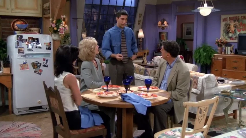 La pesadilla de Mónica al cenar con sus padres La pesadilla de Mónica al cenar con sus padres
