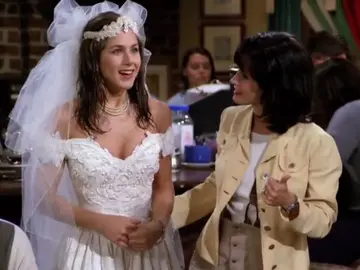 Rachel, vestida de novia, se reencuentra con su antigua compañera, Mónica Rachel, vestida de novia, se reencuentra con su antigua compañera, Mónica