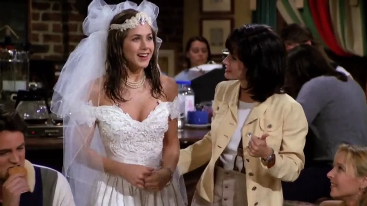 Rachel, vestida de novia, se reencuentra con su antigua compañera, Mónica