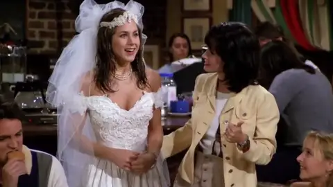 Rachel, vestida de novia, se reencuentra con su antigua compañera, Mónica Rachel, vestida de novia, se reencuentra con su antigua compañera, Mónica