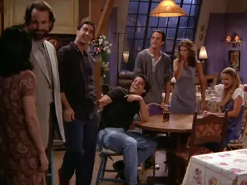 Mónica, sorprendida por la reacción de sus amigos con su nuevo novio Alan Mónica, sorprendida por la reacción de sus amigos con su nuevo novio Alan