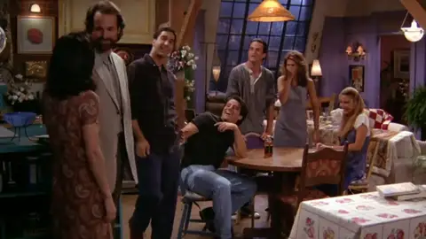 Mónica, sorprendida por la reacción de sus amigos con su nuevo novio Alan Mónica, sorprendida por la reacción de sus amigos con su nuevo novio Alan