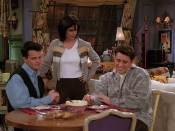 Mónica les pide a Chandler y a Joey que inviten a su novio Rick al baloncesto