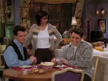 Mónica les pide a Chandler y a Joey que inviten a su novio Rick al baloncesto Mónica les pide a Chandler y a Joey que inviten a su novio Rick al baloncesto