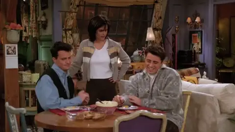 Mónica les pide a Chandler y a Joey que inviten a su novio Rick al baloncesto Mónica les pide a Chandler y a Joey que inviten a su novio Rick al baloncesto