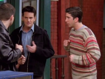 La inevitable pelea de Chandler y Ross con unos matones