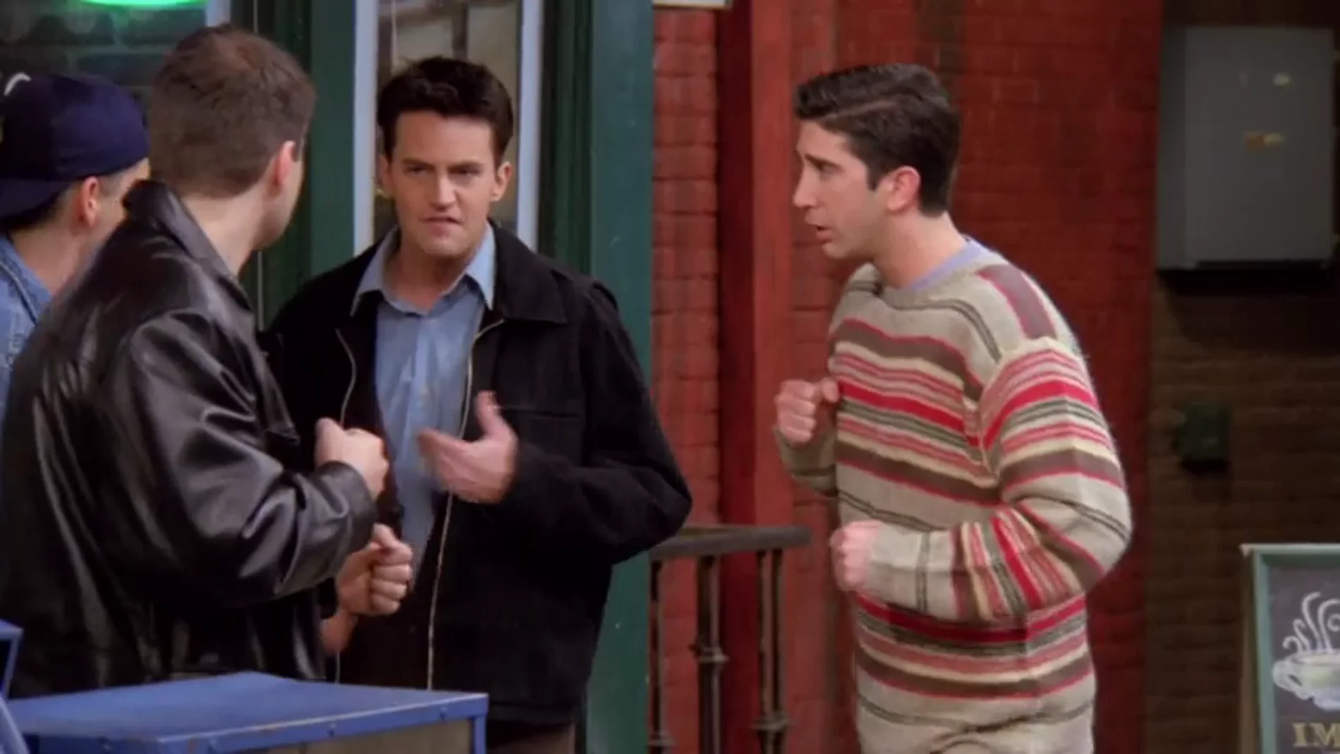 La inevitable pelea de Chandler y Ross con unos matones
