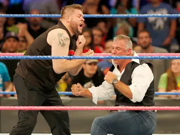 Kevin Owens ataca a Shane McMahon antes de Hell in a Cell en 'SmackDown' Kevin Owens ataca a Shane McMahon antes de Hell in a Cell en 'SmackDown'