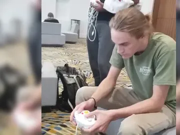 Jugador con el mando de GameCube Jugador con el mando de GameCube