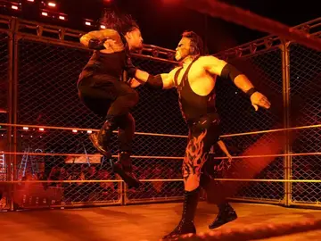Kane regresa en Monday Night Raw Kane regresa en Monday Night Raw