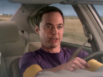 Howard deja que Sheldon conduzca su coche