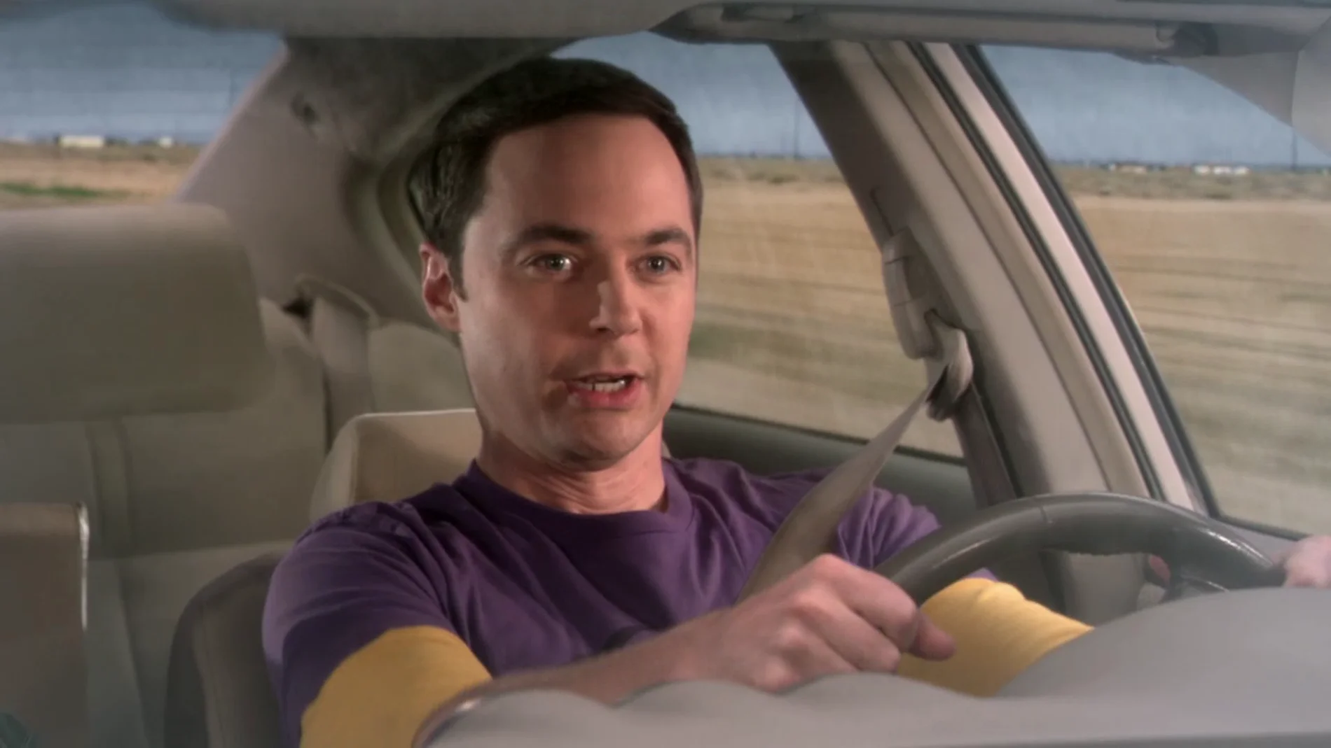 Howard deja que Sheldon conduzca su coche