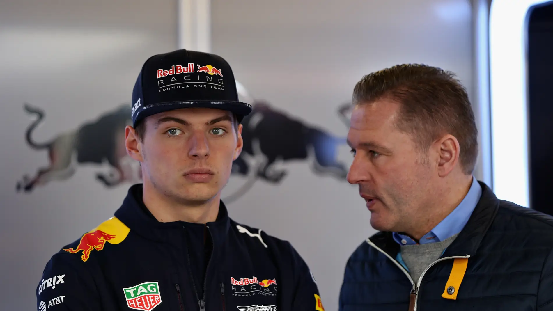 Jos Verstappen dialoga con su hijo Max