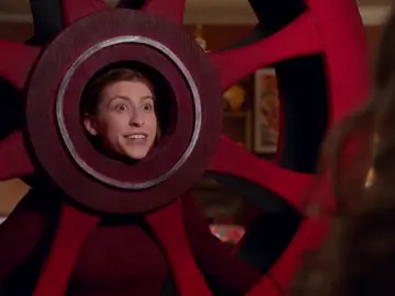 El disfraz de 'sujetavelas' que Sue no parece entender muy bien El disfraz de 'sujetavelas' que Sue no parece entender muy bien