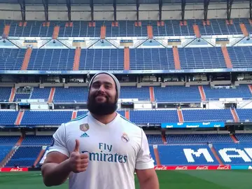 Rusev, enfundado con la elástica del club, realiza el tour en el estadio del Real Madrid Rusev, enfundado con la elástica del club, realiza el tour en el estadio del Real Madrid