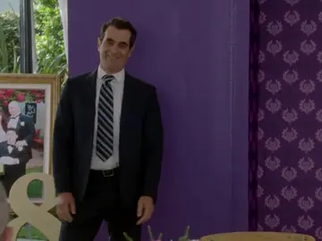 Phil: "No pude ni escoger el traje de la boda sin que tu madre lo aprobara" Phil: "No pude ni escoger el traje de la boda sin que tu madre lo aprobara"