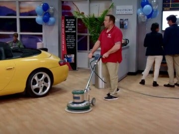 Kevin se infiltra como chico de la limpieza