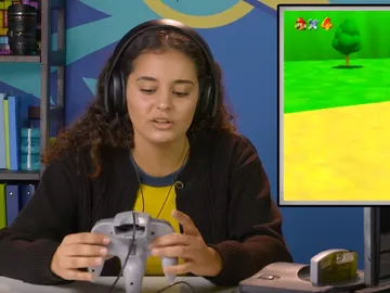 Chica con el mando de Nintendo 64 Chica con el mando de Nintendo 64