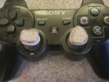 Mando Dualshock 3 con piedras en los sticks Mando Dualshock 3 con piedras en los sticks