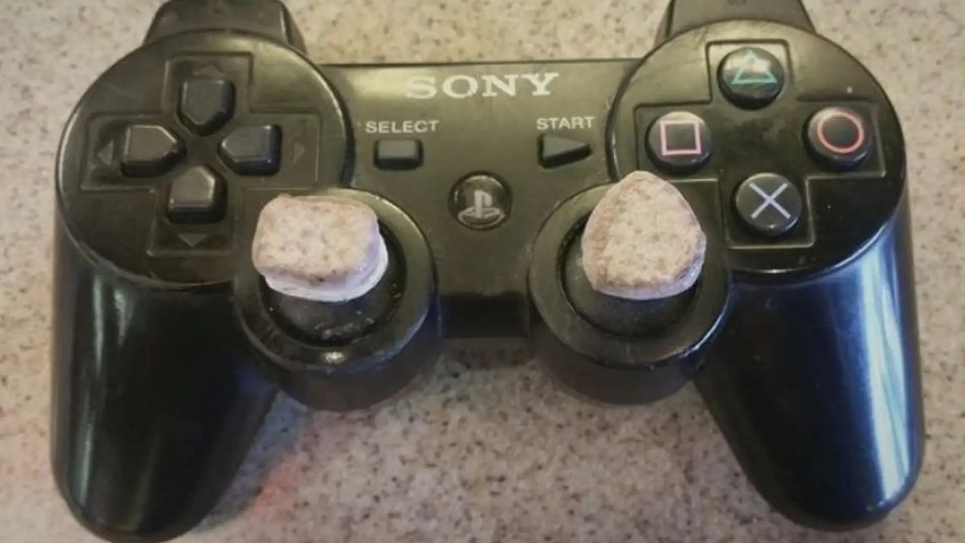 Mando Dualshock 3 con piedras en los sticks