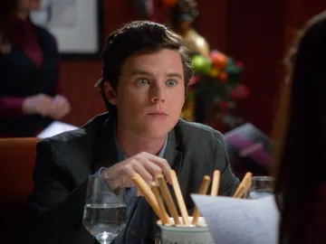 Axl cena con su novia rica Axl cena con su novia rica