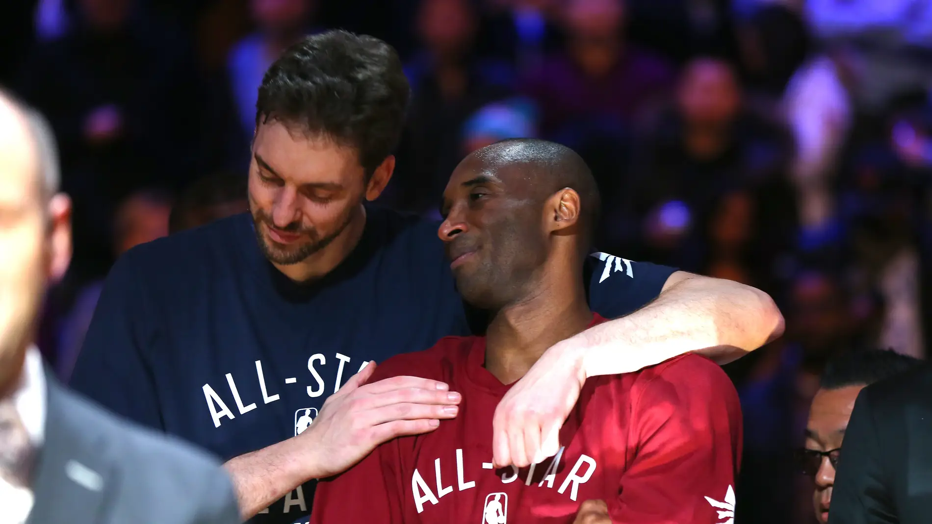 Pau Gasol y Kobe Bryant dialogan durante un All Star