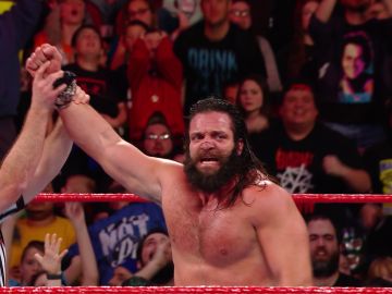 Elias estará en Elimination Chamber al superar a Cena y Strowman