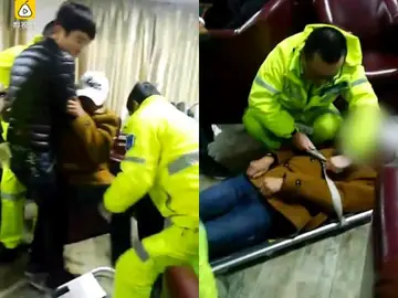 Momento en el que se llevan al joven en ambulancia Momento en el que se llevan al joven en ambulancia