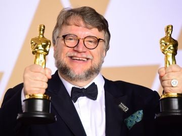 Guillermo del Toro, pletórico con sus Oscar a Mejor Director y Mejor Película