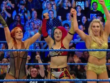 Asuka, Charlotte Flair y Becky Lynch vencen a Carmella, Billie, Billie Kay y Peyton Royce Asuka, Charlotte Flair y Becky Lynch vencen a Carmella, Billie, Billie Kay y Peyton Royce