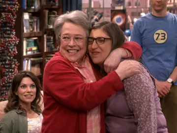 La familia en la boda de Sheldon y Amy La familia en la boda de Sheldon y Amy
