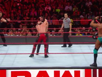 Brutal combate a cuatro entre Jinder Mahal, Elías, Seth Rollins y Roman Reigns