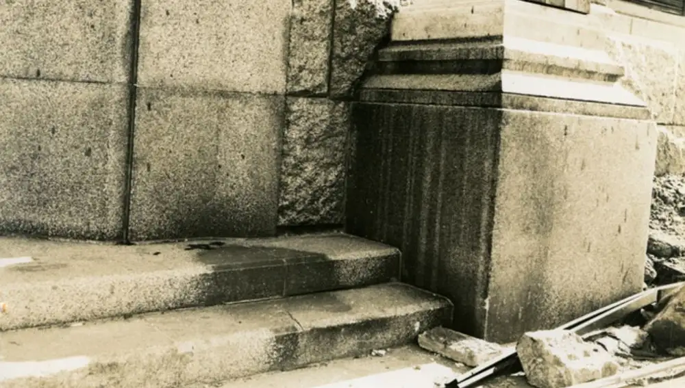 Sombra de hombre sentado en una escalera