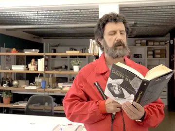 ¿Qué hace Moscú (Paco Tous en 'La casa de papel') leyendo al revés? ¿Qué hace Moscú (Paco Tous en 'La casa de papel') leyendo al revés?