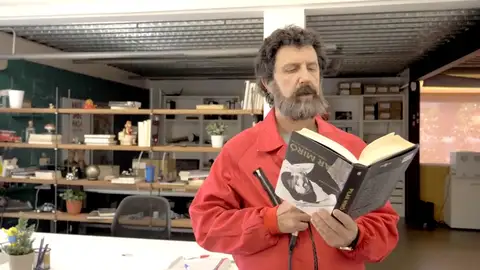 ¿Qué hace Moscú (Paco Tous en 'La casa de papel') leyendo al revés? ¿Qué hace Moscú (Paco Tous en 'La casa de papel') leyendo al revés?