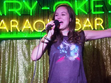 Erica Goldberg empieza a trabajar en un Karaoke Erica Goldberg empieza a trabajar en un Karaoke