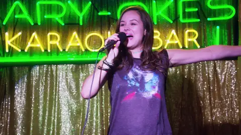 Erica Goldberg empieza a trabajar en un Karaoke Erica Goldberg empieza a trabajar en un Karaoke