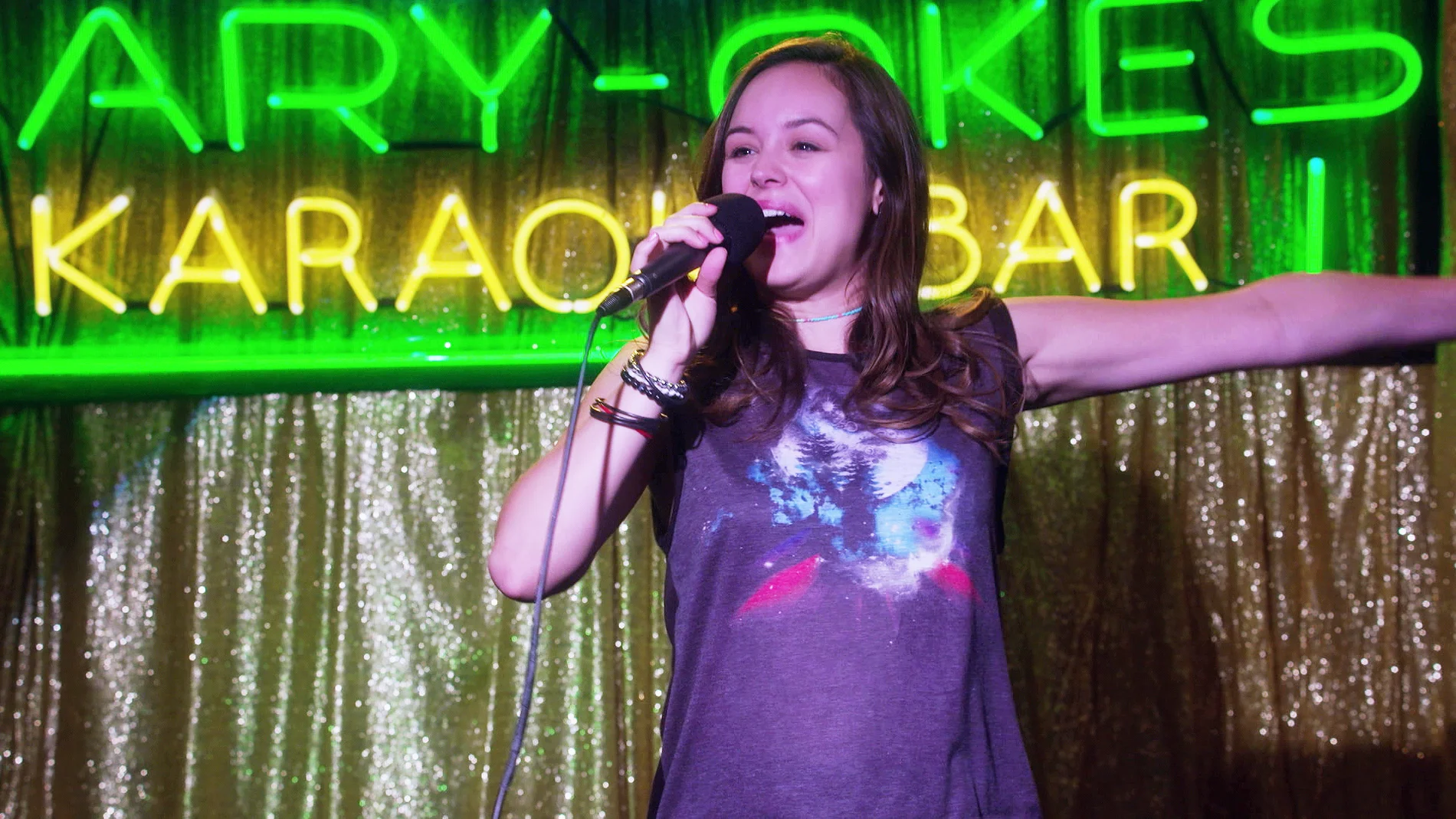 Erica Goldberg empieza a trabajar en un Karaoke