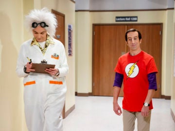 Howard Wolowitz se disfraza de Sheldon Cooper por Halloween en 'The Big Bang Theory' Howard Wolowitz se disfraza de Sheldon Cooper por Halloween en 'The Big Bang Theory'
